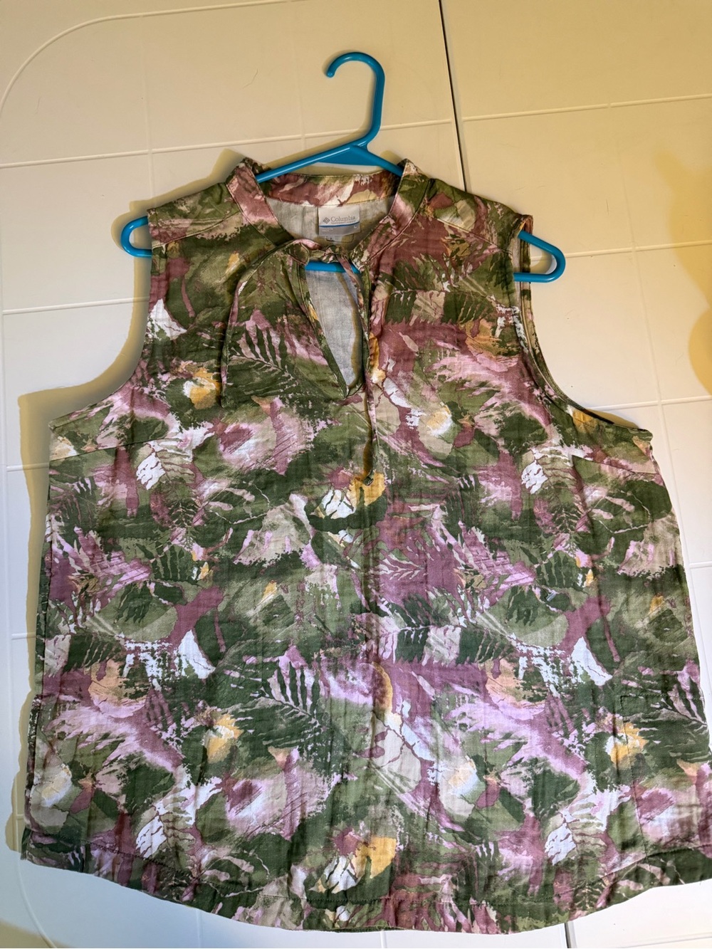 Columbia Sportswear Women's Tropical / Camouflage Sleeveless Top.